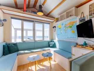Cozy Beachfront Retreat with Scenic Terrace - 9
