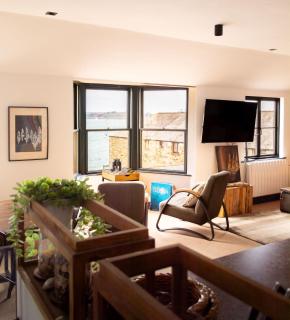 Stunning Waterfront Apartment With Spectacular Views & Parking at 'CAPTAINS LOFT' - 5
