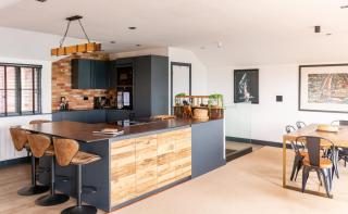 Stunning Waterfront Apartment With Spectacular Views & Parking at 'CAPTAINS LOFT' - 2