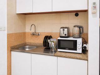 Urban Comfort Stay in Deira - 4