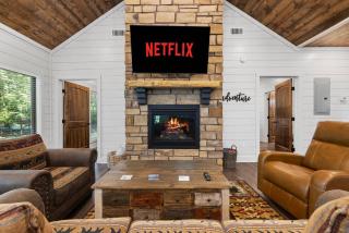 2BR Private Cabin - HotTub - Fire Pit - BBQ - Patio - 4