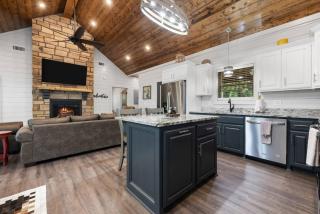 2BR Private Cabin - HotTub - Fire Pit - BBQ - Patio - 4