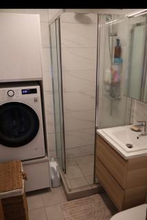 Spacious 1 Bedroom Apartment with 85in TV & Ocean View - 9