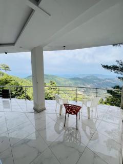 Scenic Balcony Apartment Near Kashmir Point - 1