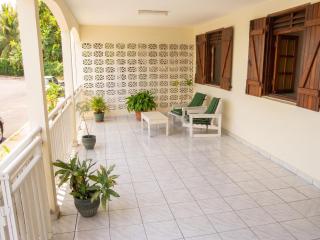Maison vue mer à Petit-Bourg avec terrasse accueillante. - 0