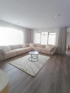New Premium luxury 4 king beds 3 bath - 0