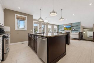 Luxury 4BR and 3,5 Bath in Beautiful Neighborhood - 2