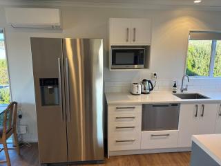 Spacious Waimārama Beach House with Large Deck - 9