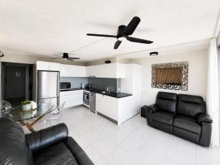 Beachfront Ocean View One Bedroom Apartment Surfers - 4