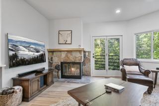 Mountain Escape with Loft & Private Deck condo - 9