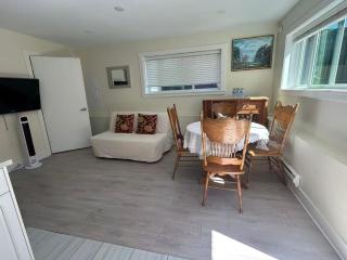 Private 3BR 2BA Laneway Home and Parking - 4