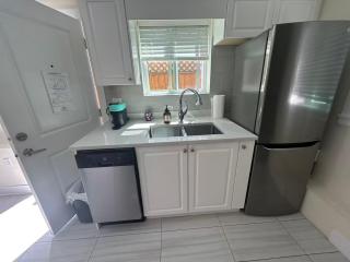 Private 3BR 2BA Laneway Home and Parking - 9