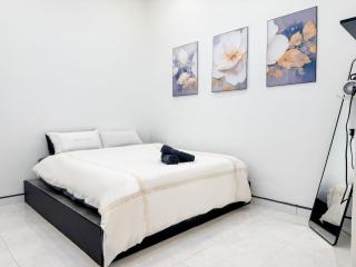 Black & White 3BR Landed 8 Pax with Free Netflix WiFi Coway - Simpang - 2