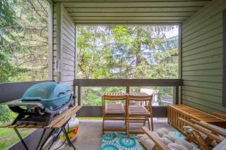 Sunlit Creekside Retreat, Walk to Gondola - 4