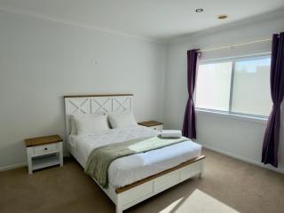 Connecting Palms - Doreen - Luxury Holiday Home with 4 x Extra Large Bedrooms! - 1