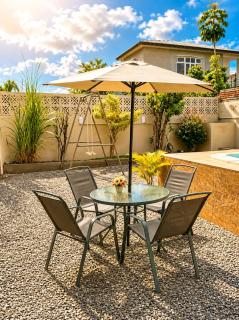 Yuti Homestay - Stunning 3BR Apartment with Pool - Sleeps 6 - Prime Location - 7