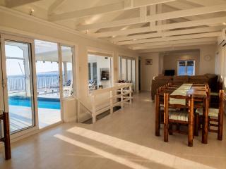 'The Bolussi Beachhouse', sleeps 12 in 6 en-suite bedrooms with Indoor Pool - 3