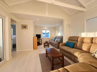 'The Bolussi Beachhouse', sleeps 12 in 6 en-suite bedrooms with Indoor Pool - 5