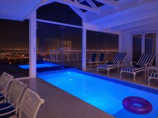 'The Bolussi Beachhouse', sleeps 12 in 6 en-suite bedrooms with Indoor Pool - 1