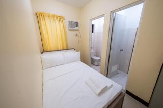 RedDoorz at Perpetual Tanguile Travellers Inn - 4