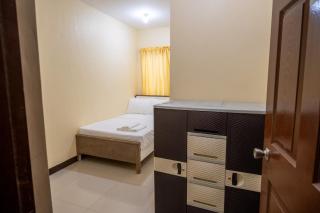RedDoorz at Perpetual Tanguile Travellers Inn - 2