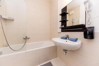 Prime Stay - Deluxe 2 Bedroom Family Apartment with Free Parking and Balcony - Budapest - 9