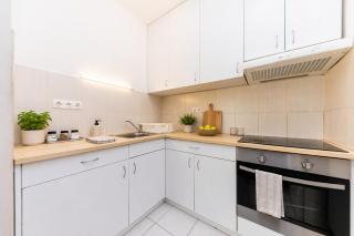 Prime Stay - Modern 3 Bedroom Family Apartment with Parking Included & Garden Access - Budapest - 8