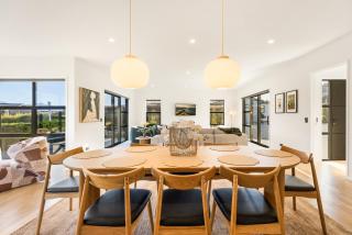 Modern Wanaka Home with Mountain Views - 1