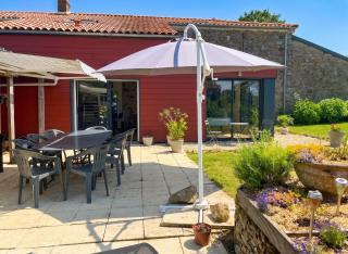 Spacieuse Maison à Pouzauges - Accueille 14 Personnes - 0