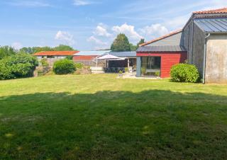 Spacieuse Maison à Pouzauges - Accueille 14 Personnes - 5