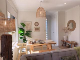 Entire Pet-Friendly Family Home in Bentleigh Central with Garden, Sleeps 4, Free Parking, Walk to Shops - 8