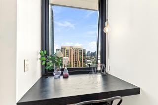 Luxury CBD Top Floor Apt With Gym spa pool & Car Spot - 1