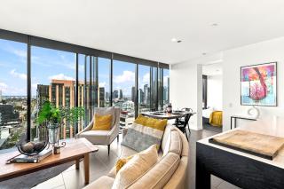 Luxury CBD Top Floor Apt With Gym spa pool & Car Spot - 4