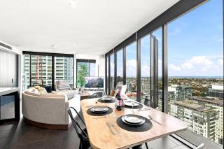 Luxury CBD Top Floor Apt With Gym spa pool & Car Spot - 7