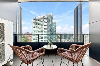 Luxury CBD Top Floor Apt With Gym spa pool & Car Spot - 5