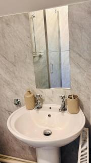 Stylish Velux Ensuite Room, Self Check-in, Fast WiFi and Free Parking - 3
