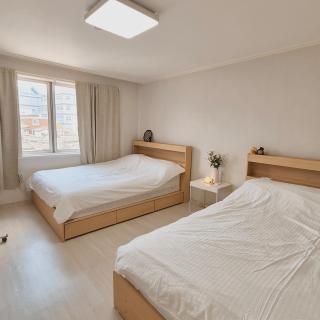 1Newly Opened, Prime Bukchon Location, Hanok Village View, 56 sqm, 8 Min to Anguk Station, Sleeps up to 6 - 9