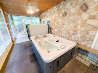 Hot Tub + Sauna + Game Room | Near Downtown Dells - 7