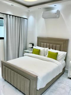 Luxury Suite with Workspace, Pool & City Views Near Piantini & Ave Churchill - 8