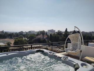 Othello Apartment with Pool, Balcony, Rooftop Hot Tub & 800 m walk to sandy beach - 0