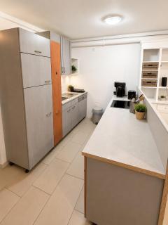 MODERN HOLIDAY APARTMENT Free Parking Free WiFi Fully Equipped 1 to 4 Guests - 4