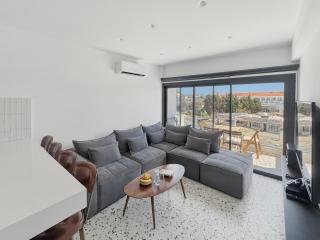 The Retro Suite Kato Paphos 2 min to the beach - 4