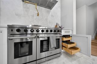 New Luxe 5BR 4BA Pool Villa in The Woodlands - 3