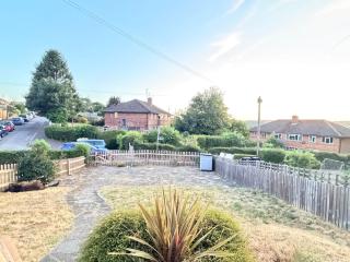 Charming Two Double Bedroom Maisonette with Garden - 5
