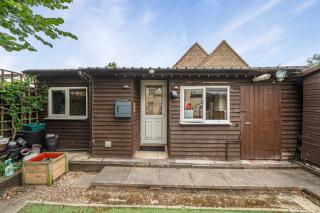 Studio Retreat Sleeps 1 - Parking & WiFi - 4