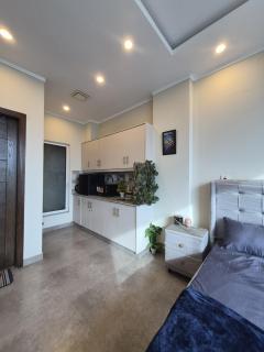 Luxury 2BR Apartment Near Islamabad Airport - 3