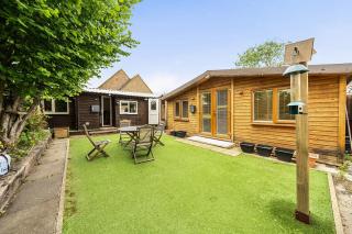Studio Retreat Sleeps 1 - WiFi & Parking - 9