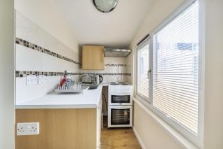 Studio Retreat Sleeps 1 - WiFi & Parking - 7