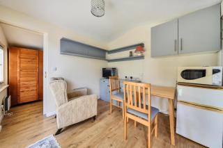 Studio Retreat Sleeps 1 - WiFi & Parking - 5