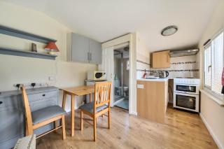 Studio Retreat Sleeps 1 - WiFi & Parking - 4